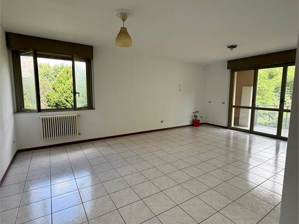 Tavernerio: in piccolo condominio, ampio monolocale con balcone, non arredato